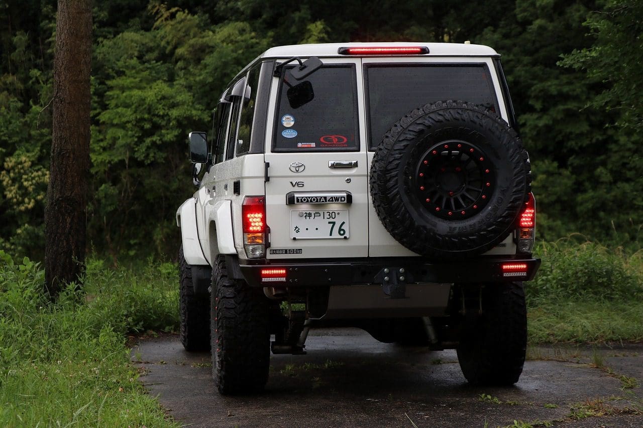 MOTORAGE Rear Bumper With Lamp for Land Cruiser 70