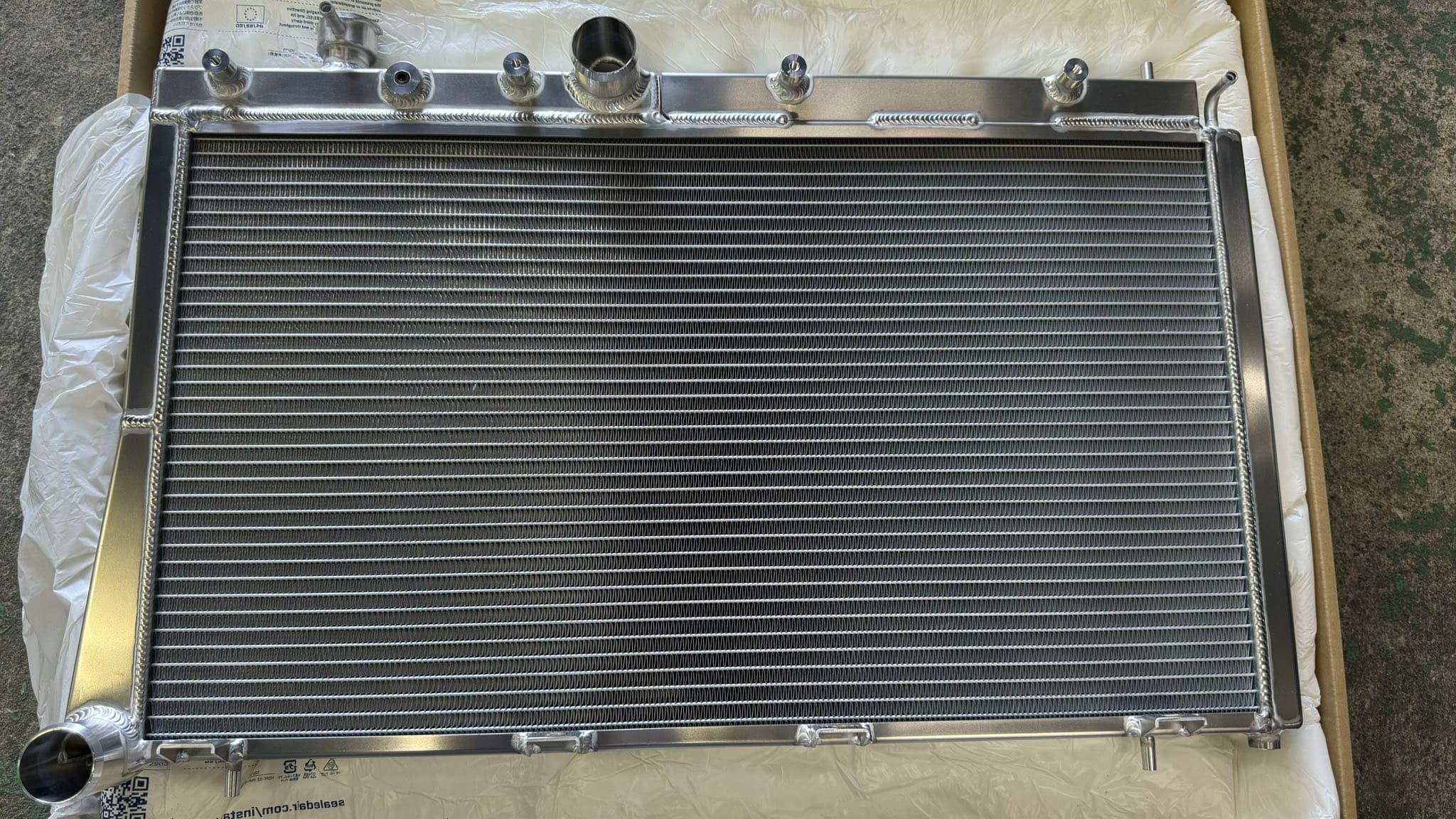 KONDO-ENGINEERING TAKUMI PROJECT DRL TURN-FLOW SIDE TANK [KIWAME] ALUMINUM RADIATOR FOR SUBARU IMPREZA / WRX S4 / STI